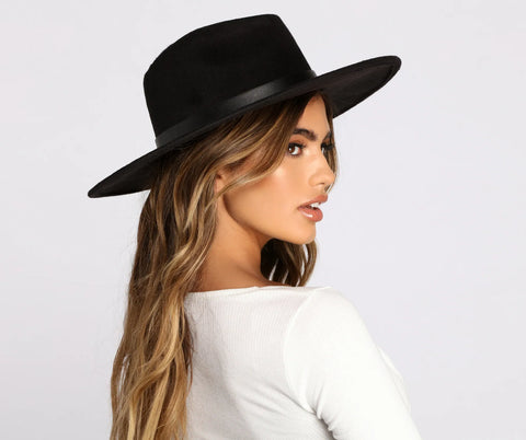 Elegant Wide Brim Panama Hat with Belted Detail for Weekend Brunches