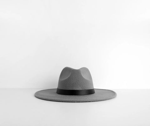 Elegant Wide Brim Panama Hat with Belted Detail for Weekend Brunches