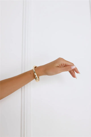 Elegant Gold Cuff Bangle with Wavy Design for Everyday Sophistication