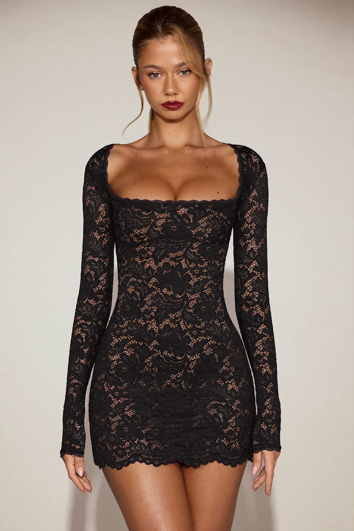 Romantic Lace Mini Dress with Square Neckline for Sophisticated Celebrations