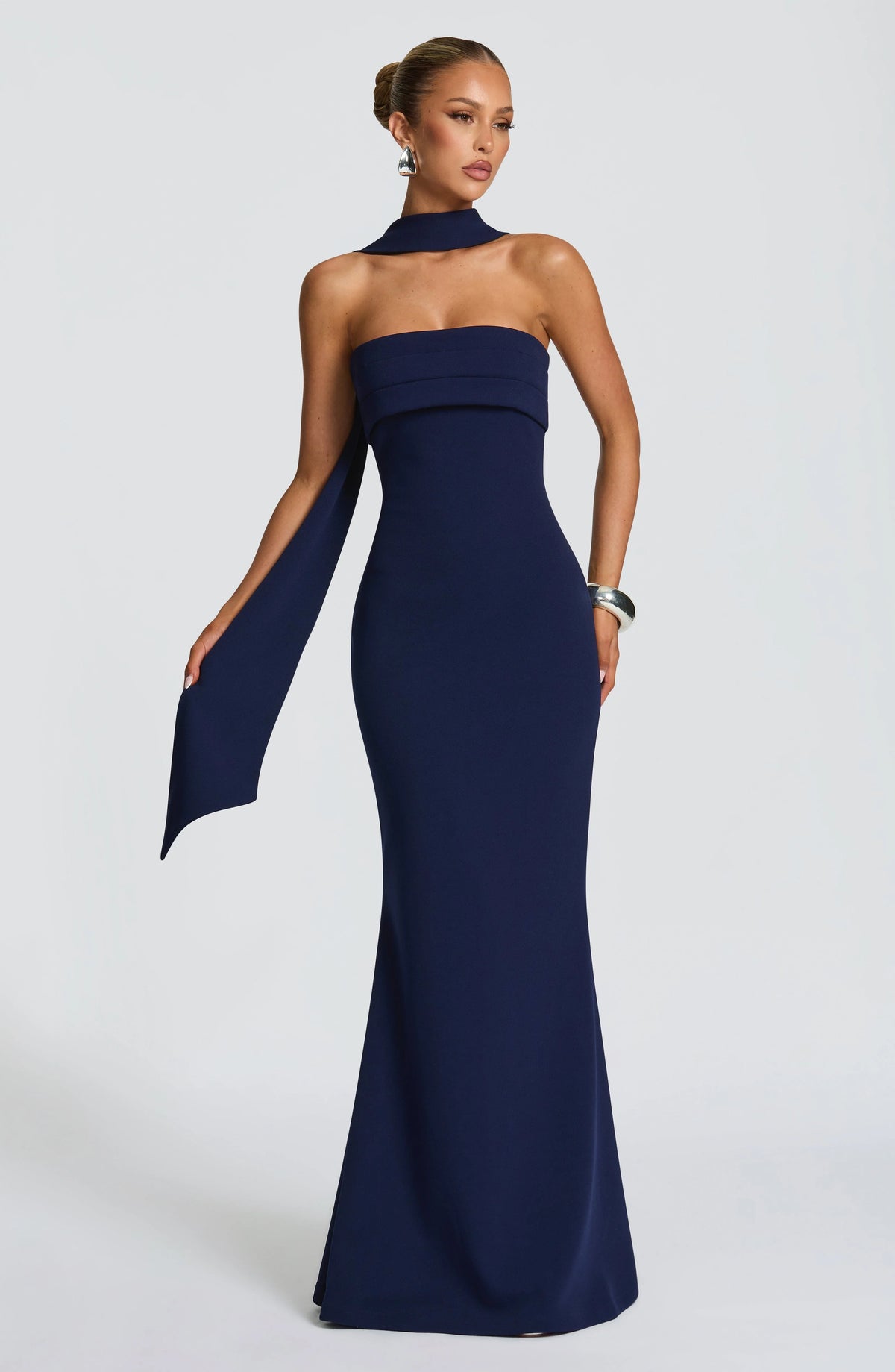 Elegant Navy Maxi Dress with Flowy Skirt for Sophisticated Evenings